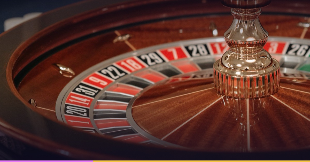 Ruleta de casino de madera en primer plano: casino online o casa de apuestas, licencias en Espana