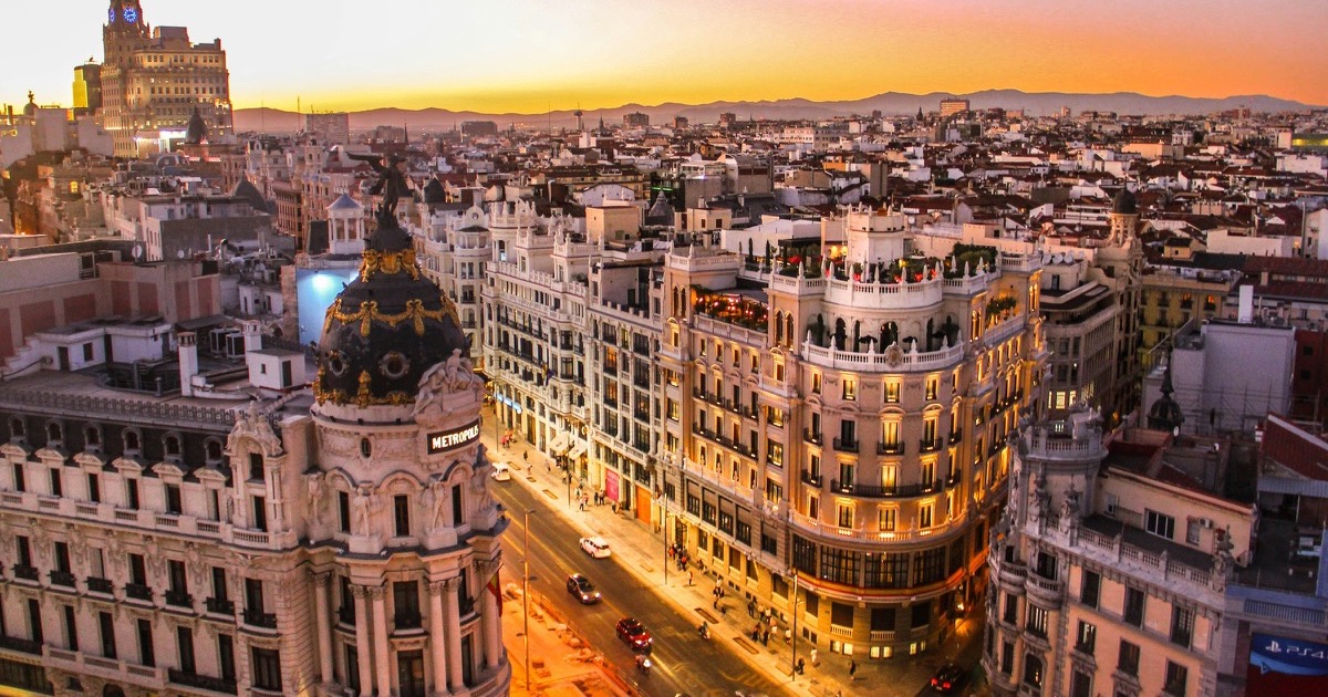 Gran Via de Madrid al atardecer: casinos en Madrid, Casino Gran Via y Gran Madrid Torrelodones