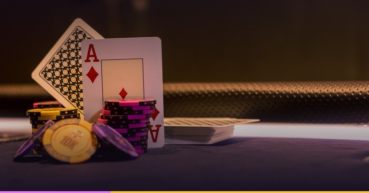 Cartas y fichas de casino sobre una mesa de juego: como comprobar la licencia DGOJ de un casino online